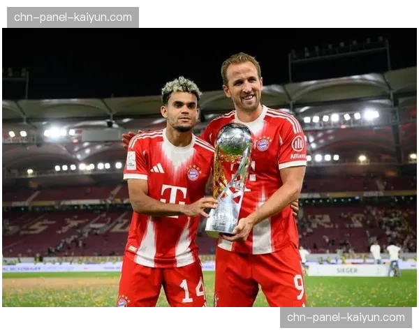 路易斯·迪亚斯成为拜仁第三位欧冠参与进球上双球员